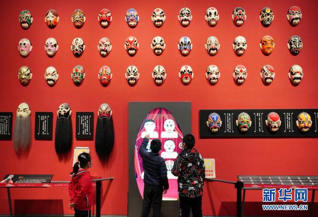 1  2月22日，小朋友在河北博物院《金聲天韻——河北梆子藝術展》展廳內繪制電子臉譜。