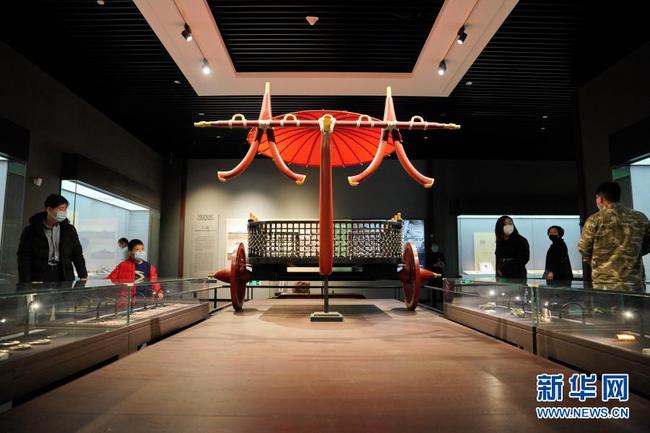 2  2月22日，參觀者在河北博物院《戰國雄風——古中山國》展廳內參觀。