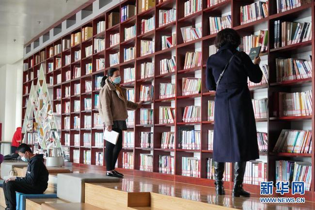 4  2月22日，市民在河北省圖書館內查找書籍。