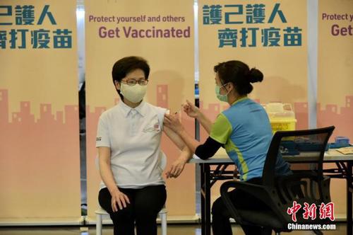 2月22日下午，香港特區行政長官林鄭月娥聯同香港特區政府多名司局長，在設于香港中央圖書館展覽館的社區疫苗接種中心接種科興新冠疫苗。圖為林鄭月娥接種疫苗。 中新社記者 李志華 攝