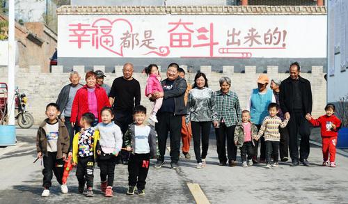 本報(bào)記者 賈寧 攝 河南省開封市蘭考縣儀封鎮(zhèn)代莊村以發(fā)展產(chǎn)業(yè)、振興鄉(xiāng)村為統(tǒng)領(lǐng)，闖出了一條助民致富、穩(wěn)定脫貧奔小康的新路子。