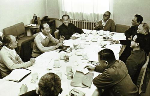 1982年12月，在全國政協五屆五次會議上，政協臺盟界委員在討論《政府工作報告》。