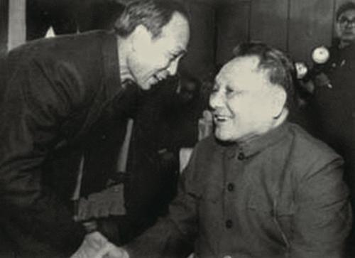 1981年1月，全國政協主席鄧小平與臺盟總部理事會主席蔡嘯在全國政協舉辦的新春茶話會上親切交談。