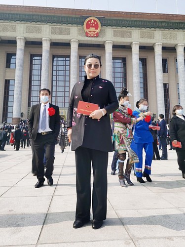 張銀俊出席全國(guó)脫貧攻堅(jiān)總結(jié)表彰大會(huì)后在人民大會(huì)堂前留影