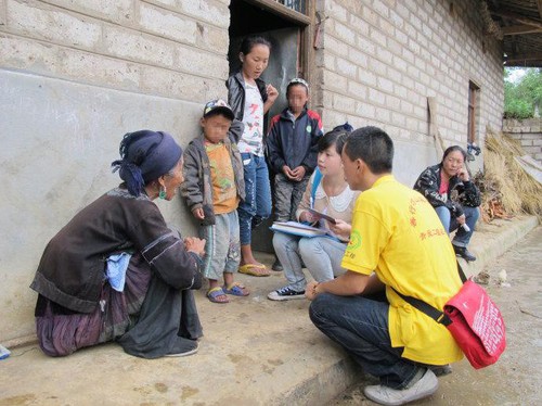 青愛工程工作人員在涼山州昭覺縣貧困家庭進(jìn)行實(shí)地調(diào)研