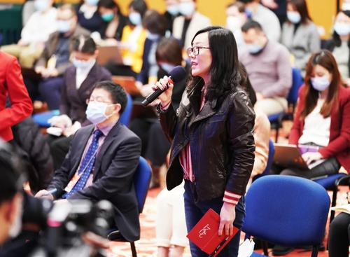 人民政協(xié)報記者呂巍在新聞發(fā)布會上提問  人民政協(xié)報·人民政協(xié)網(wǎng)記者 賈寧 攝.webp