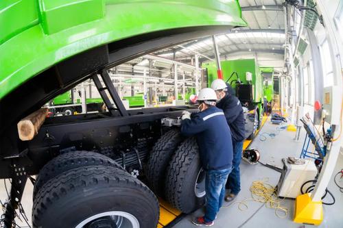 青島得先新能源汽車制造有限公司技術工人正在組裝氫燃料電池自卸車