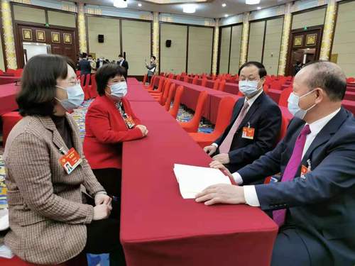 謝尚果、戴銘、黃曉娟、杜麗群4位委員會后坐在一起，暢談現(xiàn)場聆聽習近平總書記看望醫(yī)藥衛(wèi)生界教育界委員并發(fā)表重要講話的體會。李芳林 攝
