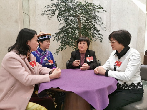杜麗群委員與楊遠艷、韋震玲、梁琰委員一起分享現(xiàn)場聆聽習近平總書記看望醫(yī)藥衛(wèi)生界教育界委員并發(fā)表重要講話的感受。李芳林 攝
