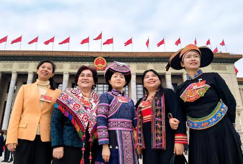 3月8日是婦女節(jié)，7日，少數(shù)民族界50組委員以飽滿的熱情來到大會(huì)堂，為民履職。 特邀委員記者 茸芭莘那攝