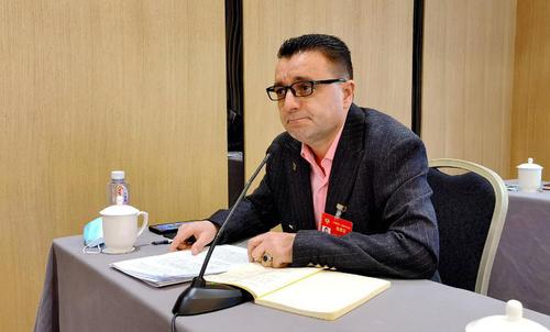 在少數民族界小組討論會上，來自新疆的塔吉克族、玉克賽克?西加艾提委員動情講述脫貧攻堅工作過程中的感人故事，他說：“今年是他擔任委員第四年，也是他駐村扶貧第四年！” 特邀委員記者 茸芭莘那攝