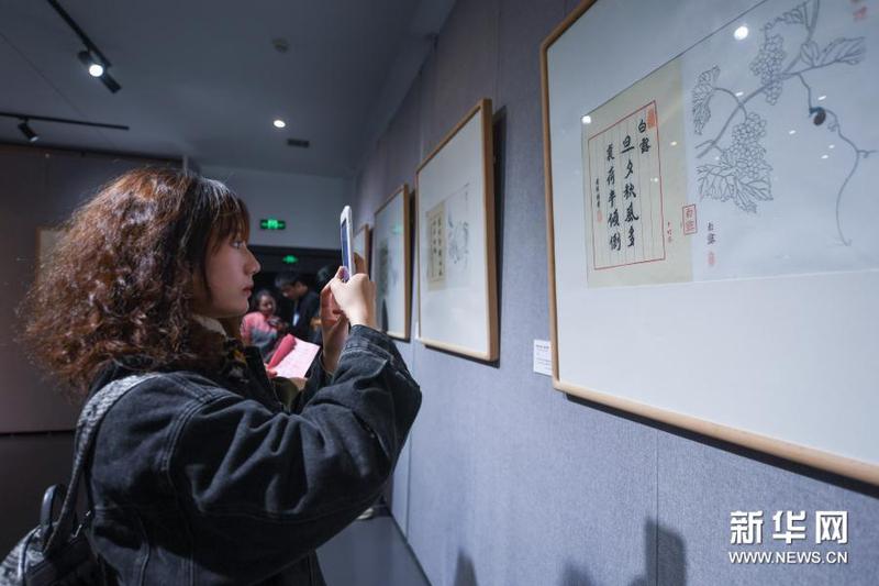 3月16日，在浙江理工大學(xué)絲綢博物館內(nèi)，學(xué)生在觀看十竹齋木版水印藝術(shù)作品展。
