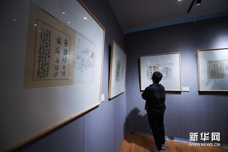 3月16日，在浙江理工大學(xué)絲綢博物館內(nèi)，學(xué)生在觀看十竹齋木版水印藝術(shù)作品展。新華社記者 徐昱 攝