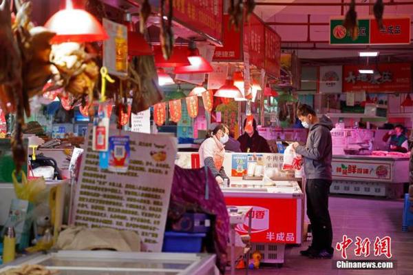 資料圖：市民在農(nóng)貿(mào)市場內(nèi)選購食品。 殷立勤 攝