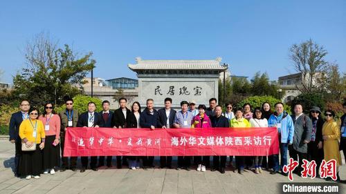 采訪團在黨家村入口合影。　王衛平 攝