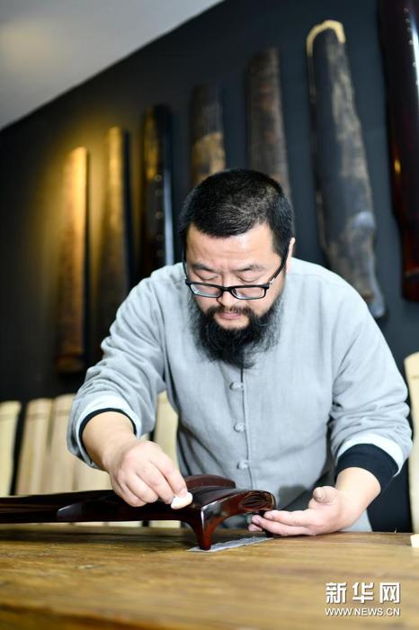 4月7日，貴州遵義市級非物質(zhì)文化遺產(chǎn)（古琴制作）代表性傳承人王兵在工作室制作古琴。新華社發(fā)（羅星漢 攝）1