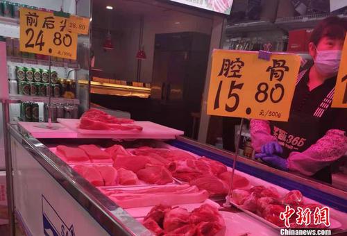 北京西城區(qū)一家超市內(nèi)售賣(mài)的豬肉。 中新網(wǎng)記者 謝藝觀(guān) 攝