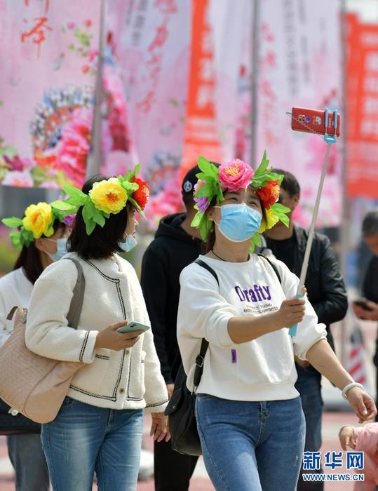 4月8日，頭頂“花環(huán)”的游客在園內(nèi)自拍。