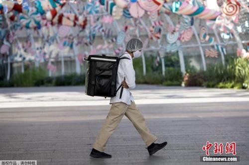 資料圖：當地時間2021年1月4日，泰國曼谷，一名快遞員“全副武裝”走在街頭。