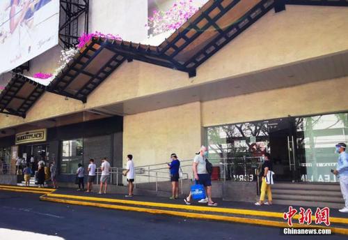 資料圖：菲律賓首都馬尼拉CBD馬卡蒂綠帶商圈，市民在超市外排隊等候進入采購生活物資。 中新社記者 關向東 攝