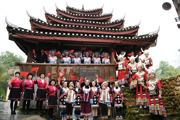 （4月14日，正逢農歷三月三，龍勝各族人民在紅軍樓學黨史、唱紅歌。 周恩平攝）