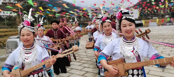 （4月14日，龍勝縣龍脊鎮金江村，侗族同胞彈唱侗族琵琶歌，歡迎農歷三月三。 周恩平攝）
