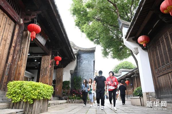4月18日，游客在福州三坊七巷的黃巷中穿行。新華社記者林善傳攝