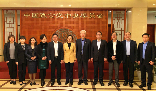 閆小培與訪問團合影