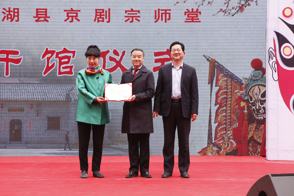 太湖縣委常委、縣委宣傳部長(zhǎng)李加生為孫萍、葉金森頒發(fā)捐贈(zèng)證書