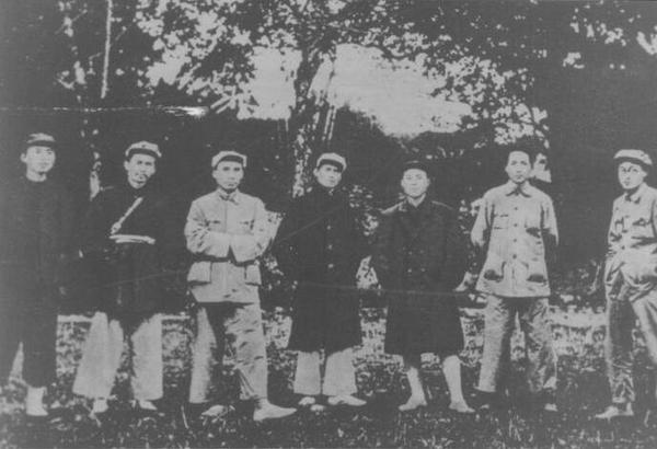 朱德與蘇區(qū)中央局委員在瑞金合影，左二起任弼時(shí)、朱德、鄧發(fā)、項(xiàng)英、毛澤東、王稼祥