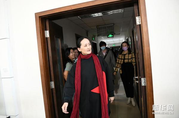 4月17日，中央芭蕾舞團團長馮英準備接受媒體采訪。新華社記者 金良快 攝