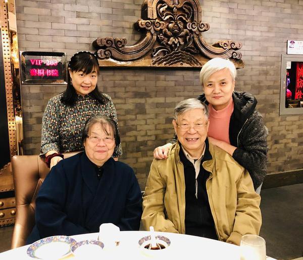 前排右為楊涌、左為劉虹。后排左為他們的小女兒鋼琴演奏家楊崢，右為本文作者。