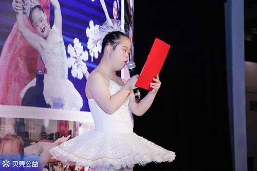 藝術(shù)雙年展活動上，一位來自金羽翼的學(xué)員表演節(jié)目。 活動方供圖