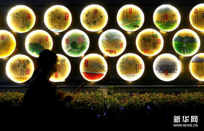 5月3日晚，游客在即墨古城游覽。新華社發（梁孝鵬 攝）4