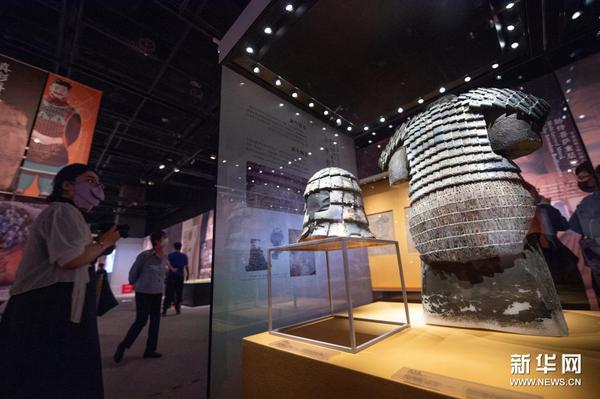 　這是5月18日在“萬年永寶——中國館藏文物保護成果展”上拍攝的陜西西安秦始皇陵出土的石甲胄。新華社記者 陳鐘昊 攝