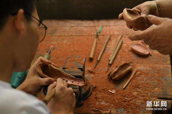 　　5月24日，在徐惠東位于下涯村的工作室，徒弟洪明在制作茶則。新華社記者 翁忻旸 攝