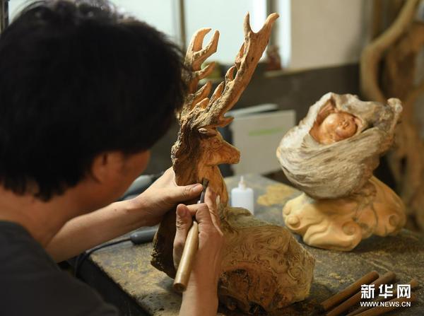 5月24日，徐惠東在位于下涯村的工作室進行木雕創作。新華社記者 翁忻旸 攝1