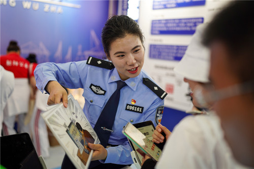 圖為民警向群眾講解反詐知識(shí)