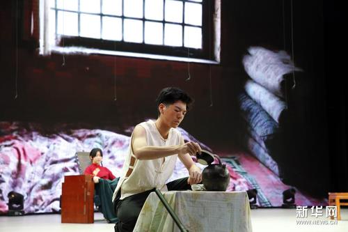 6月1日，中學生在表演話劇《駱駝祥子》片段。新華社發（周良 攝）