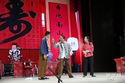 6月1日，中學生在表演話劇《駱駝祥子》片段。新華社發（周良 攝）1