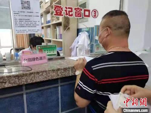詔安縣深橋衛(wèi)生院開通臺胞綠色通道，為當地臺胞臺商接種疫苗提供暖心的服務。　漳州市臺港澳辦供圖