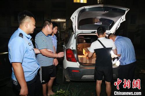 圖為抓獲現場。 南寧海關緝私局供圖