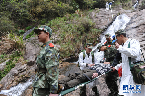 武警官兵在黃山風景區人字瀑景區舉行旅游應急救援大演練。新華社照片
