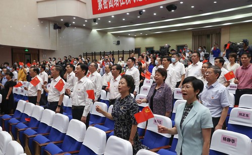 廣西壯族自治區政協主席、黨組書記孫大偉，全國政協文化文史和學習委員會副主任陳際瓦，全國人大常委會委員、民族委員會副主任委員李康；自治區領導曾萬明、楊靜華、李彬、陳剛、劉正東、嚴朝君、錢學明、黃洲、何辛幸到場觀演，與大家合唱《歌唱祖國》。