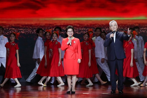 《百年慶典》 作者：靜水流深 朗誦：于同云（民盟盟員 國家一級演員 中國話劇金獅獎表演獎獲得者） （右） 楊學明（民建會員 廣西民族大學傳媒學院院長、教授 ）