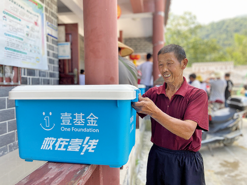 受災(zāi)百姓領(lǐng)取壹基金救援物資。 壹基金供圖