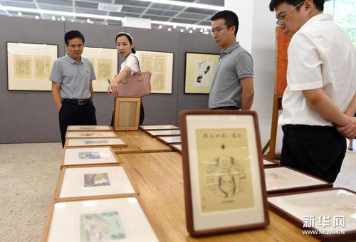　　7月10日，嘉賓在杭州觀成實驗學校圖書館參觀2021十竹齋木版水印藝術(shù)收藏文獻作品展。當日，2021十竹齋木版水印藝術(shù)收藏文獻作品展在杭州觀成實驗學校開幕，展出木版水印名家經(jīng)典水印藝術(shù)作品及相關(guān)文獻等共88件。展覽將持續(xù)到9月15日。新華社記者 韓傳號 攝