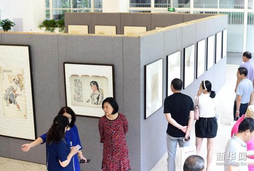 　7月10日，嘉賓在杭州觀成實驗學校圖書館參觀2021十竹齋木版水印藝術(shù)收藏文獻作品展。新華社記者 韓傳號 攝