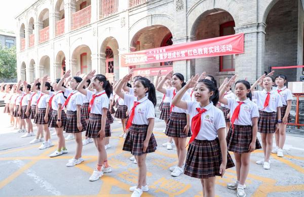 女童合唱《我們是共產主義接班人》