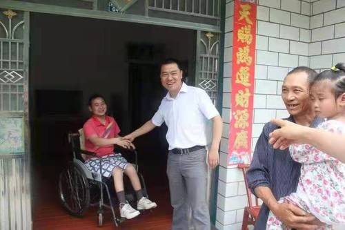 多年來(lái)?xiàng)顫裏嵝墓媸聵I(yè)。圖為長(zhǎng)陽(yáng)貧困山區(qū)群眾送溫暖
